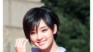 剛力彩芽、“男装の麗人”ぶりを褒められて照れ笑い