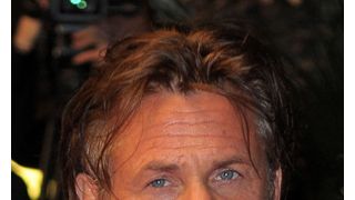 ショーン・ペン、写真を撮ろうとしたファンに激怒！