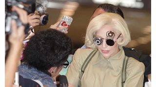 レディー・ガガ、7度目の来日!不思議サングラス姿で心からのファンサービス!