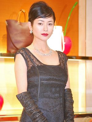 日本人初 ヴィトン街頭広告起用の真木よう子 美麗ファッションで周囲魅了 シネマトゥデイ