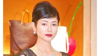 日本人初！ヴィトン街頭広告起用の真木よう子、美麗ファッションで周囲魅了