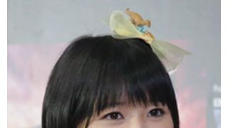 田中マー君、ももクロ玉井詩織にグローブをプレゼント