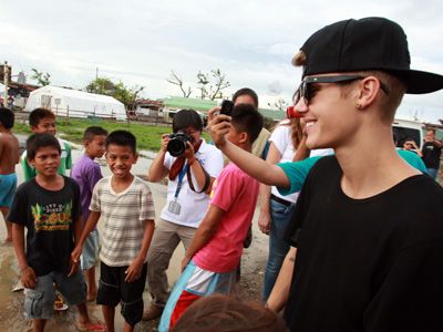 ジャスティン・ビーバー、フィリピンの被災地訪問　子どもたちに勇気与える