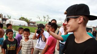 ジャスティン・ビーバー、フィリピンの被災地訪問 子どもたちに勇気与える
