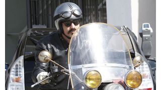 ユアン・マクレガー、接触事故でバイクから放り出されたことをツイート