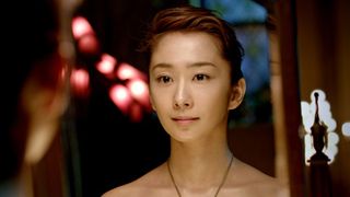 優香、妖艶なバラ風呂シーンが公開!美魔女役で新境地