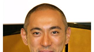 海老蔵、エビ中に興味津々