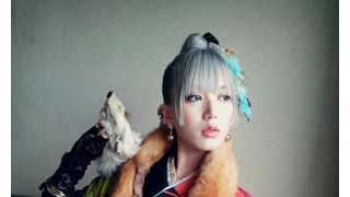 元AKB光宗薫、奇抜な振り袖姿を披露！銀髪にキツネの剥製あしらう