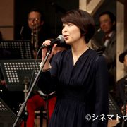 松たか子、夫の演奏で生歌披露!