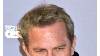 ケヴィン・コスナー、60歳の誕生日はディズニーランドで