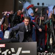『マイティ・ソー』クリス・ヘムズワース初来日! 100人のコスプレファンと名シーンを再現!