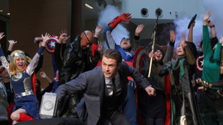 『マイティ・ソー』クリス・ヘムズワース初来日! 100人のコスプレファンと名シーンを再現!