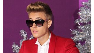 空港から無断でジャスティン・ビーバーをエスコートした警官3名が停職処分に