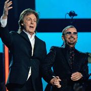 ポールとリンゴがグラミー賞で共演!ヨーコは客席でダンス