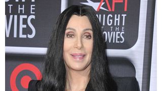 歌手のシェール、ケンカ中の息子のイライジャ・ブルーの結婚式を欠席していた