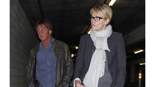 ショーン・ペンとシャーリーズ・セロン、赤信号で熱烈キス