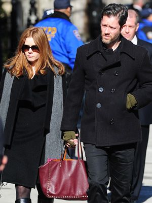 エイミー・アダムスが葬儀で持っていたハンドバッグを宣伝したヴァレンティノが謝罪