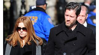 エイミー・アダムスが葬儀で持っていたハンドバッグを宣伝したヴァレンティノが謝罪