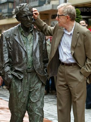 スペインにあるウディ・アレンの銅像に汚損　性的虐待疑惑のせい