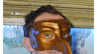 ジュード・ロウ、ロンドンのナイトクラブのイベントで仮面をつけっぱなし