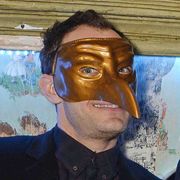 ジュード・ロウ、ロンドンのナイトクラブのイベントで仮面をつけっぱなし