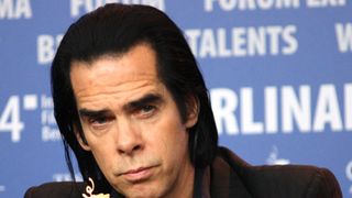 ニック・ケイヴがカイリー・ミノーグと車中で対峙…故マイケル・ハッチェンスの思い出語る