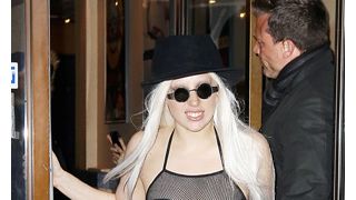 レディー・ガガ、マイナス5度のNYでほぼ裸!ファンサービスまで実施