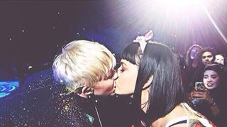 マイリー・サイラス、ケイティ・ペリーに熱烈キス!