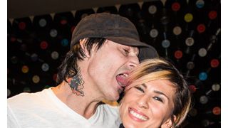 モトリー・クルーのトミー・リーが21歳年下の恋人と婚約　4度目の結婚へ