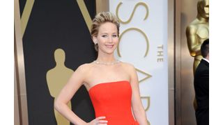 ジェニファー・ローレンス、またコケる！今度はレッドカーペットで尻もち