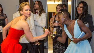 ジェニファー・ローレンス、ルピタ・ニョンゴのオスカー像を奪おうとする