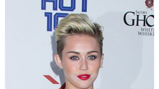 熱狂的ファン、マイリー・サイラスの控室に忍び込んで逮捕