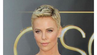 裁判官がシャーリーズ・セロンの養子縁組の極秘内容をネットに漏らしていた