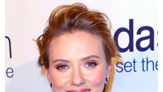 スカーレット・ヨハンソン、妊娠5か月でスタント訓練中!『アベンジャーズ』続編の脚本&公開日に変更なし