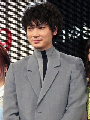 綾野剛、今度はトイレのためイベント途中退席