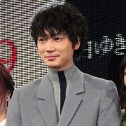 綾野剛、今度はトイレのためイベント途中退席