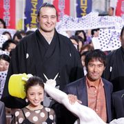 阿部寛、琴欧洲に片手で持ち上げられ悲鳴!