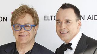 エルトン・ジョンが正式に同性婚へ　イギリスでの合法化を受け