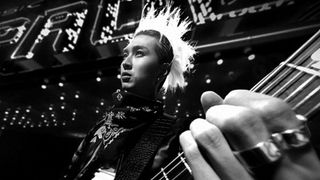 松田翔太がCMでクールなロッカーに!橋本愛はセクシーなモデル役