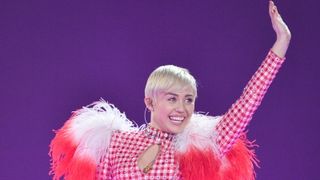マイリー・サイラスの腰ふりダンス マイケル・ジャクソンやマドンナを抜いてナンバー1に