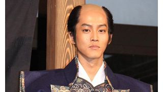 岡田准一、松坂桃李にホレボレ「すてき」連発