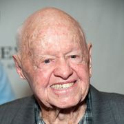 俳優ミッキー・ルーニーさんが死去 93歳 『ティファニーで朝食を』の日系人・ユニオシ役など