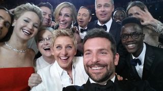 オスカー司会者の世界一豪華な自撮り写真、1,000億円の価値