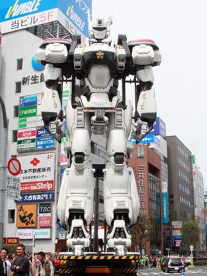 実物大イングラム登場に吉祥寺騒然！あまりの人気に警察からデッキアップ中止要請