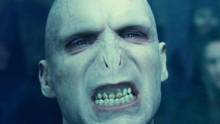 ヴォルデモート卿と似た名前の人の墓がハリポタファンの手紙だらけに…行政が除去