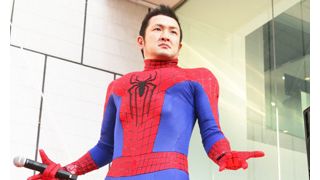 中村獅童、スパイダーマンスーツ姿で犬の散歩「近所の人も慣れたみたい」