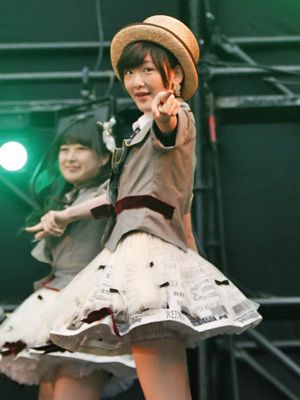 乃木坂・生駒里奈、AKB48デビュー！ミニスカ衣装でパフォーマンス