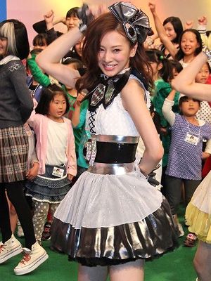 北川景子、ミニスカ衣装で「きもクロ」ライブ初披露！
