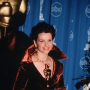 『イングリッシュ・ペイシェント』のジュリエット・ビノシュ 息子がオスカー像の金箔をはぎ取って返却