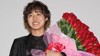 バラの花束を抱えた山崎賢人に女性ファン熱狂!